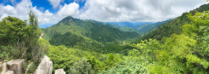 新緑の鈴鹿山脈の主峰、御在所岳から鎌ヶ岳を望むパノラマの絶景