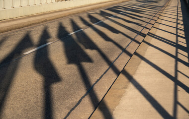 Wehende Fahnen am Mast werfen Schatten auf der Straße