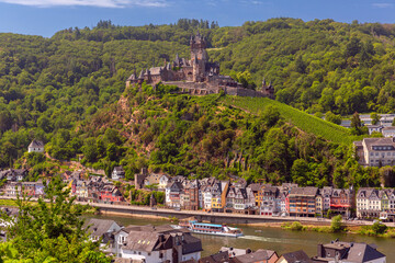 Naklejka premium View of Cochem town and Reichsburg Castle along the Moselle River, Germany