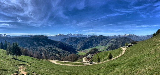 Panorama Blick über die Rechenberg Alm, Alpen, Chiemgau, Bayern, Deutschland