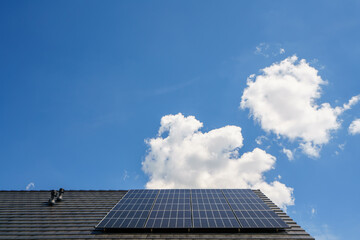 Naklejka premium Solar panels on the roof capture under sunny blue sky 