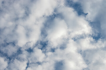 Obraz premium White clouds against a blue sky