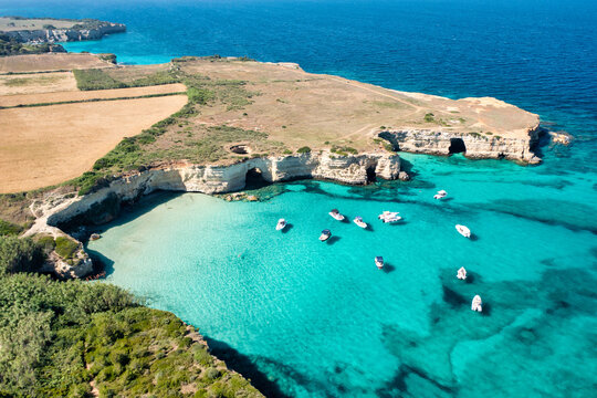 Estate in Salento, Baia del mulino d'acqua con il mare turchese e le barche - Otranto, Lecce, Puglia, Italia