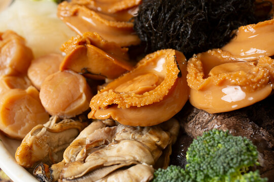 A closeup view of platter of poon choi.