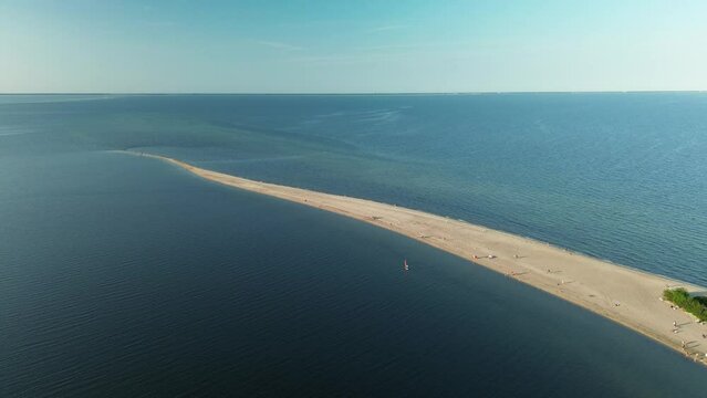 Przelot dronem wieczorem o zachodzie słońca nad Cypel Rewski - Rewa, Pomorskie, Polska.