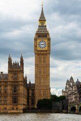 Obraz premium Big Ben and Houses of Parliament with boats on the river in London, England, UK
