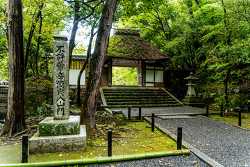 Obraz premium Main gate to Honen-in Buddhist temple, near the Philosopher's path, Kyoto, Japan.