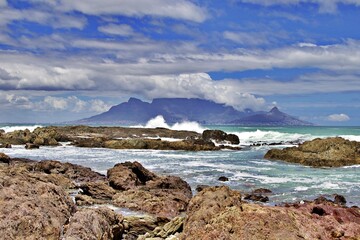 Blick über Meer auf Tafelberg und Kapstadt