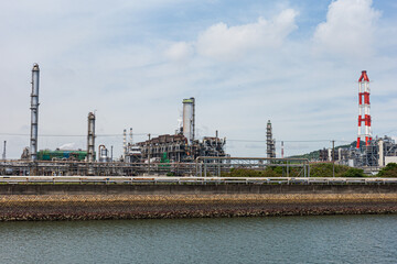 Obraz premium 日本の岡山県倉敷市の水島コンビナートの風景