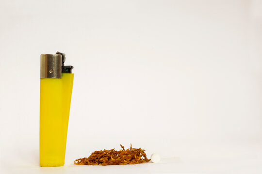 El mechero y el tabaco para liar. Perjudicial para la salud y el bolsillo