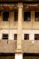 Janelas, portas, parede e colunas de construções antigas. 