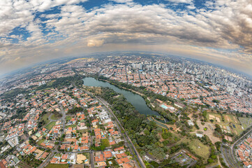 Lagoa do Taquaral ou Parque Portugal na cidade de Campinas, São Paulo. Vista aérea. 
