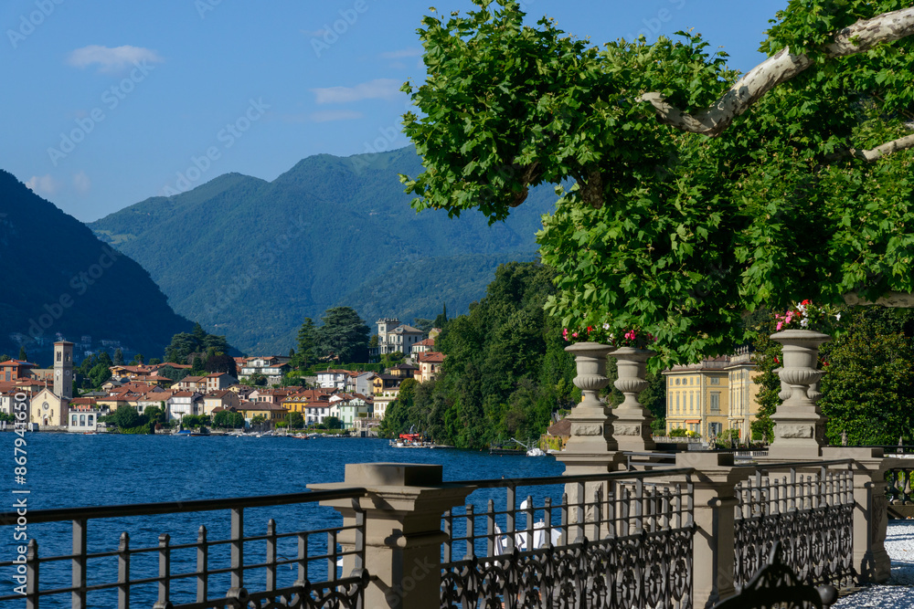 Sticker bello scorcio sul lago maggiore con cielo azzurro