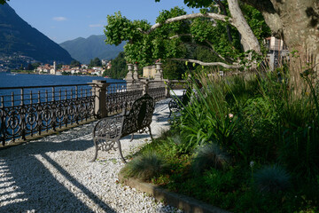 Fototapeta premium bello scorcio sul lago maggiore con cielo azzurro
