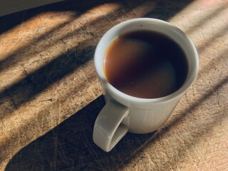 Xícara de Café Quente com Sombra Suave ao Redor, Criando um Efeito Visual Aconchegante e...