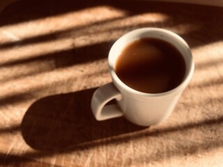 Xícara de Café Quente com Sombra Suave ao Redor, Criando um Efeito Visual Aconchegante e...