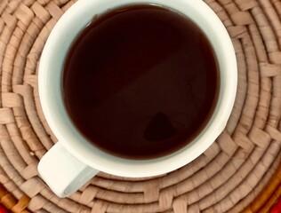 Xícara de Café Quente com Sombra Suave ao Redor, Criando um Efeito Visual Aconchegante e...
