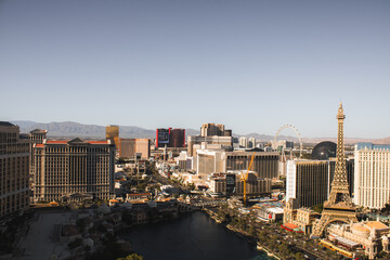 Luftaufnahme von Las Vegas mit ber&uuml;hmten Casinos und Hotels am Strip