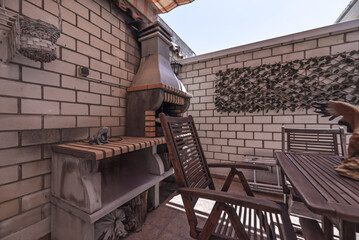 Teak is a material that is resistant to natural elements such as rain, wind, and sun, making it ideal for outdoor spaces