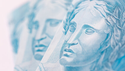 Fotografia macro de notas de 100 reais do Real brasileiro - BRL. Economia do Brasil. Fundo branco.