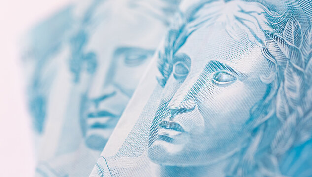 Fotografia macro de notas de 100 reais do Real brasileiro - BRL. Economia do Brasil. Fundo branco.