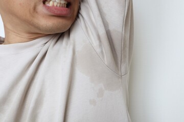 わき汗で服が濡れている男性