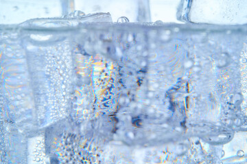 グラスに入った炭酸水と氷