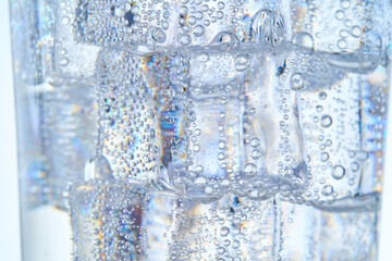 グラスに入った炭酸水と氷