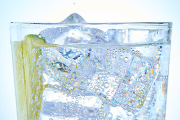 グラスに入った炭酸水と氷とライム