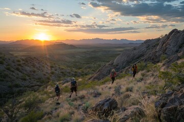 Obraz premium Hikers Silhouette at Sunset on a Mountain Trail