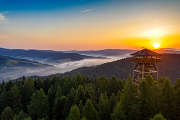 Muszyna Góra Malnik wieża widokowa poranek lato, dron © Maciej G. Szling
