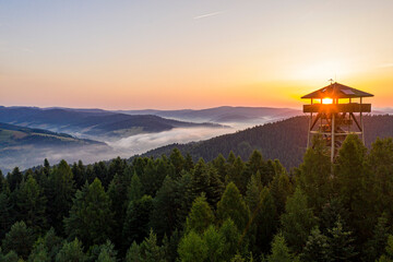 Muszyna Góra Malnik wieża widokowa poranek lato, dron © Maciej G. Szling