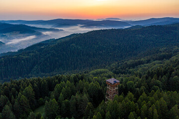 Muszyna Góra Malnik wieża widokowa poranek lato, dron © Maciej G. Szling