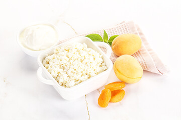 Cottage cheese with apricot and cream