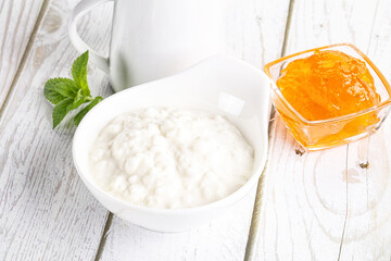 Grain curd with cream and jam
