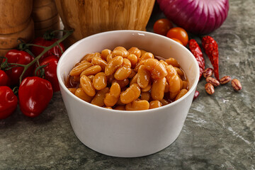 Canned beans in tomato sauce