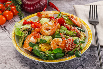 Salad with prawn and quinoa