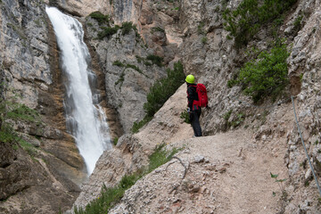 Wandern und Klettersteig gehen an den Wasserfällen des Fanes Flusses - Dolomiten