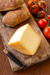 Fetta di pecorino sardo, cibo italiano 