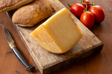 Fetta di pecorino sardo, cibo italiano 