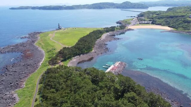 晴れの日の波戸岬のドローン空撮