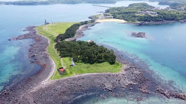 晴れの日の波戸岬のドローン空撮