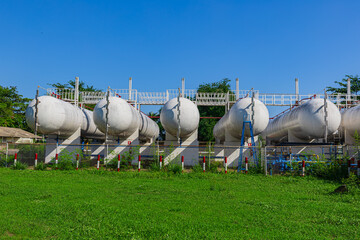 Obraz premium Storage tank of gas LPG in the horizontal white tank's
