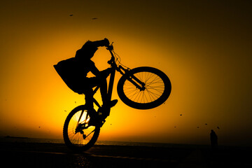 Fototapeta premium Cyclist at sunset