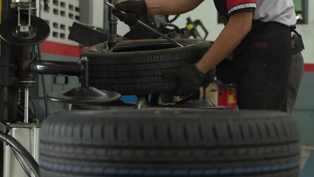 A tire changing machine To change new tires for long-distance transportation