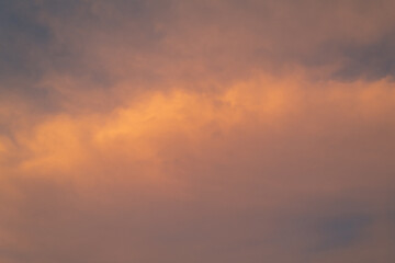 夕焼けに染まった雲