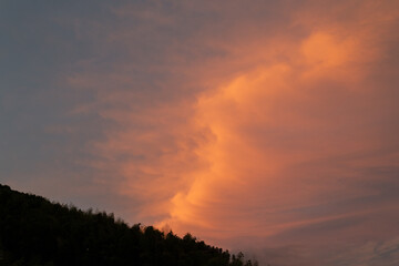 夕焼けに染まった雲