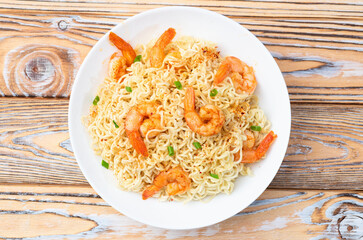 Instant noodle with shrimps and onion