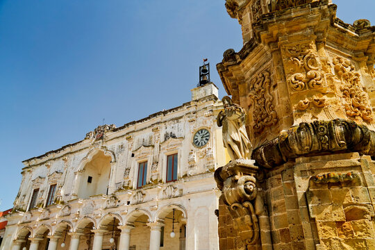 Piazza Salandra con il palazzo di Citt&agrave; e Sedilee la Guglia dell'Immacolata. Nard&ograve;, Lecce,Puglia,Italia