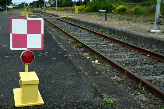 Panneau de signalisation ferroviaire signalant un arr&ecirc;t absolu pour prot&eacute;ger une zone particuli&egrave;re de danger.